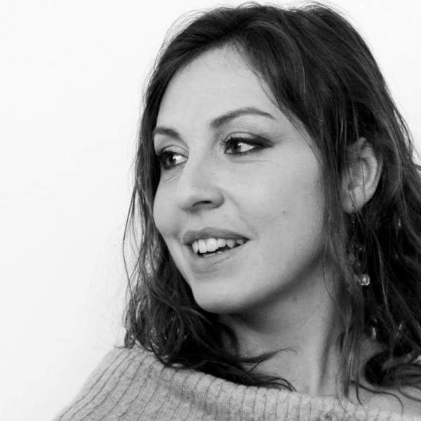 Tutorial Cake design natalizio con sorpresa. Giulia Gazzeri spiega come fare un dolce coi&nbsp;bambini.