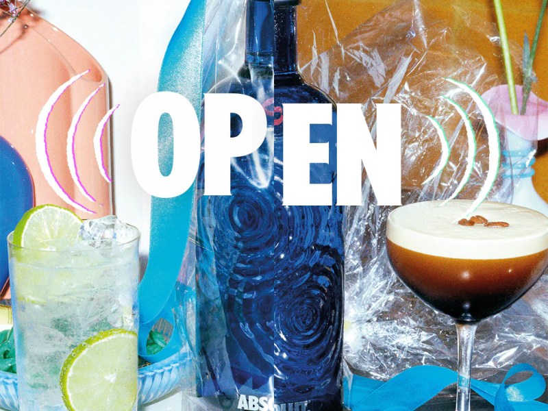 Una bottiglia da vetro riciclato all&rsquo;80%: cos&igrave; la Limited Edition Absolut Voices si fa&nbsp;ecosostenibile.